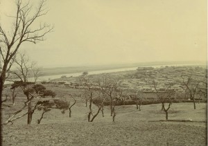 1904, 나뭇잎떨어진 늦가을 이후 겨울, 평양 대동강, 장대현장로교회﻿. (1904년, 코인 테일러 선교사님의 사진)
